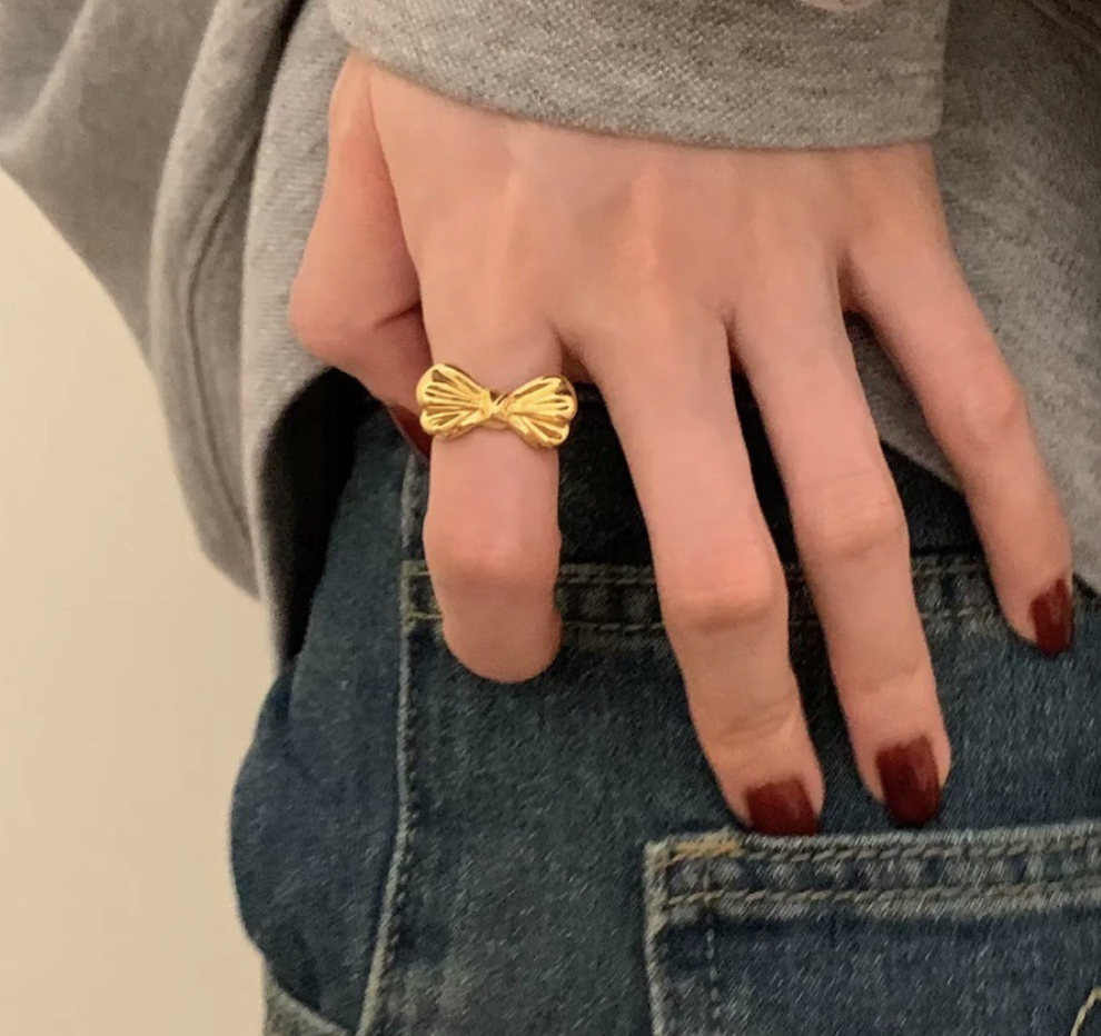 Super color retention! Metal bow ring