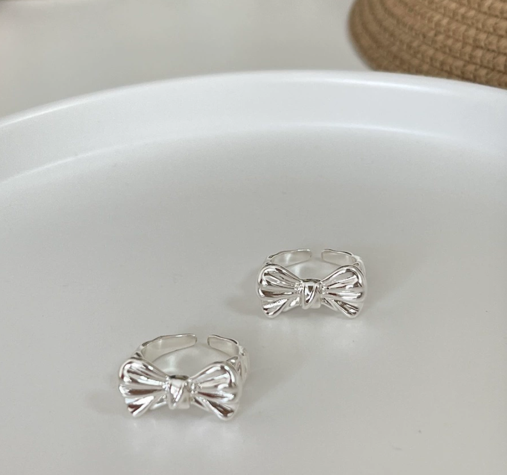 Super color retention! Metal bow ring