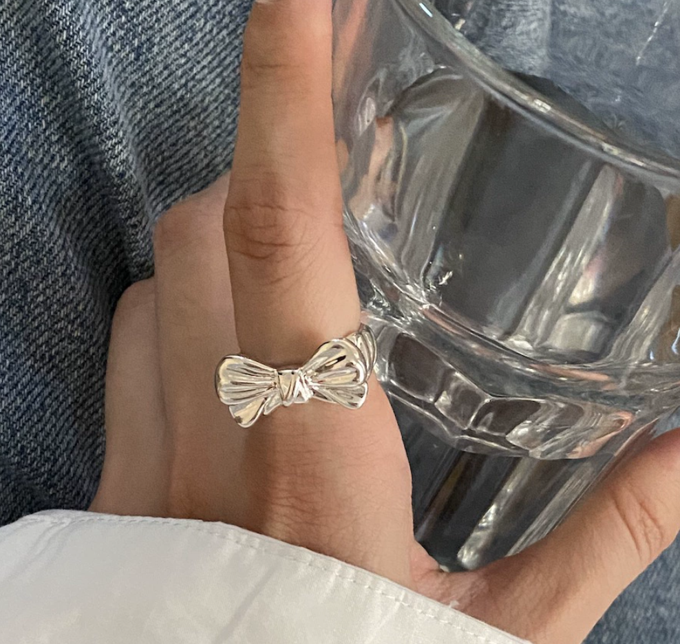 Super color retention! Metal bow ring