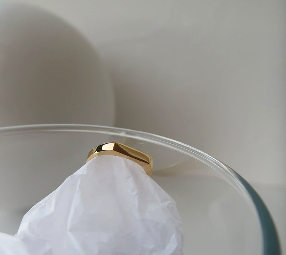 Diamond-shaped minimalist titanium and gold-plated ring