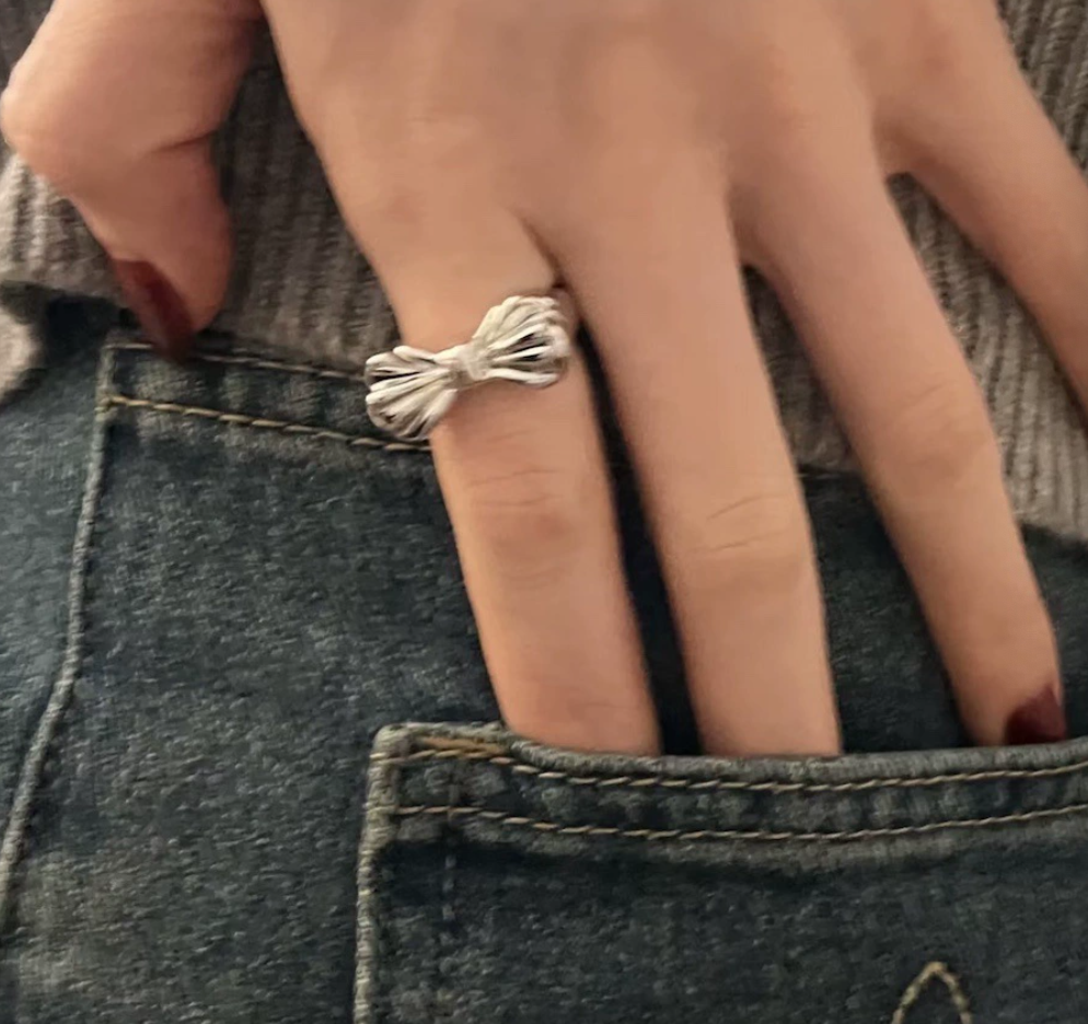 Super color retention! Metal bow ring