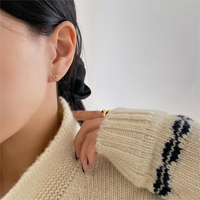 925 Silver Hollow-Out Bread Stud Earrings