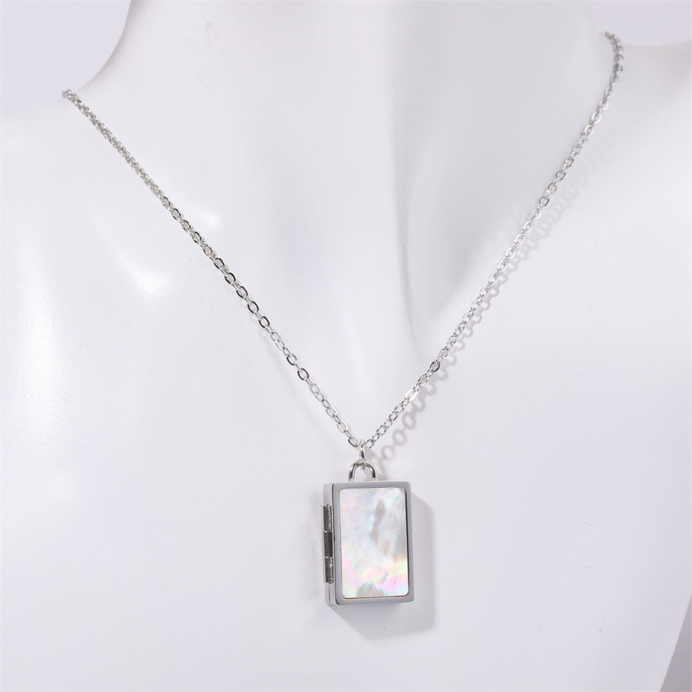 Butterfly shell photo frame necklace can be opened and closed