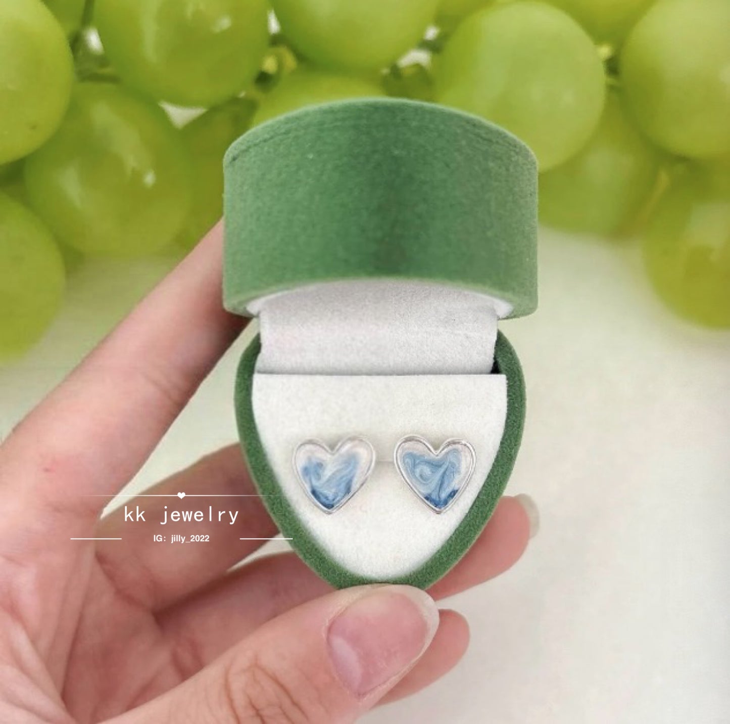 Streamer gradual change blue pearlescent love stud earrings