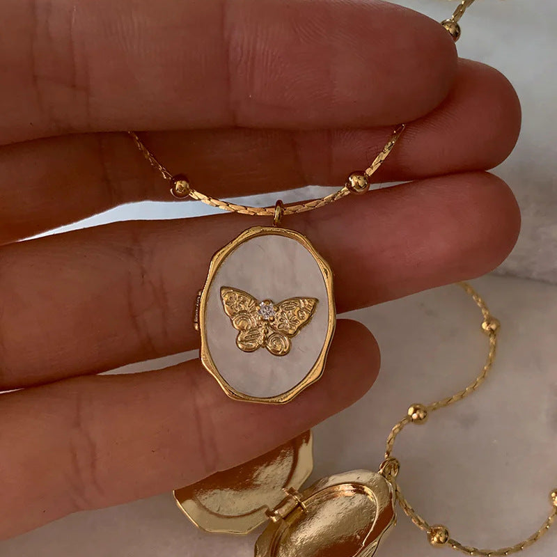 Butterfly shell photo frame necklace can be opened and closed