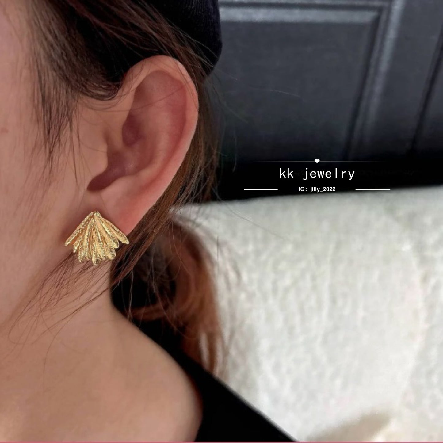 Compact high-quality texture stud earrings