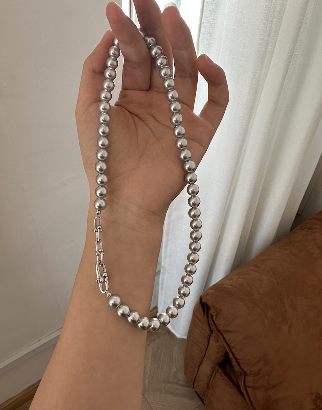 Silver-grey panelled horseshoe clasp pearl necklace