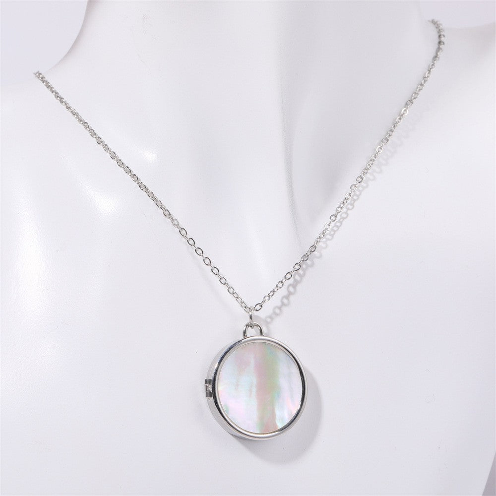 Butterfly shell photo frame necklace can be opened and closed