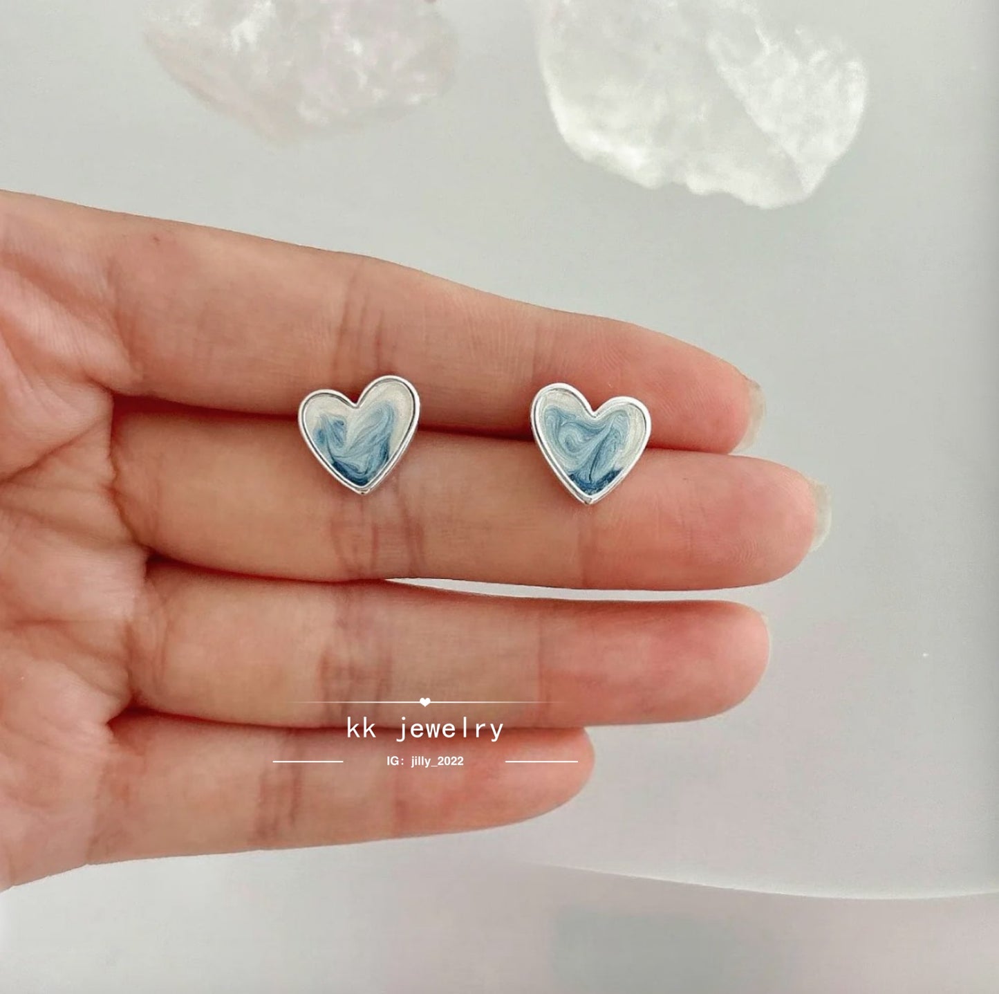 Streamer gradual change blue pearlescent love stud earrings