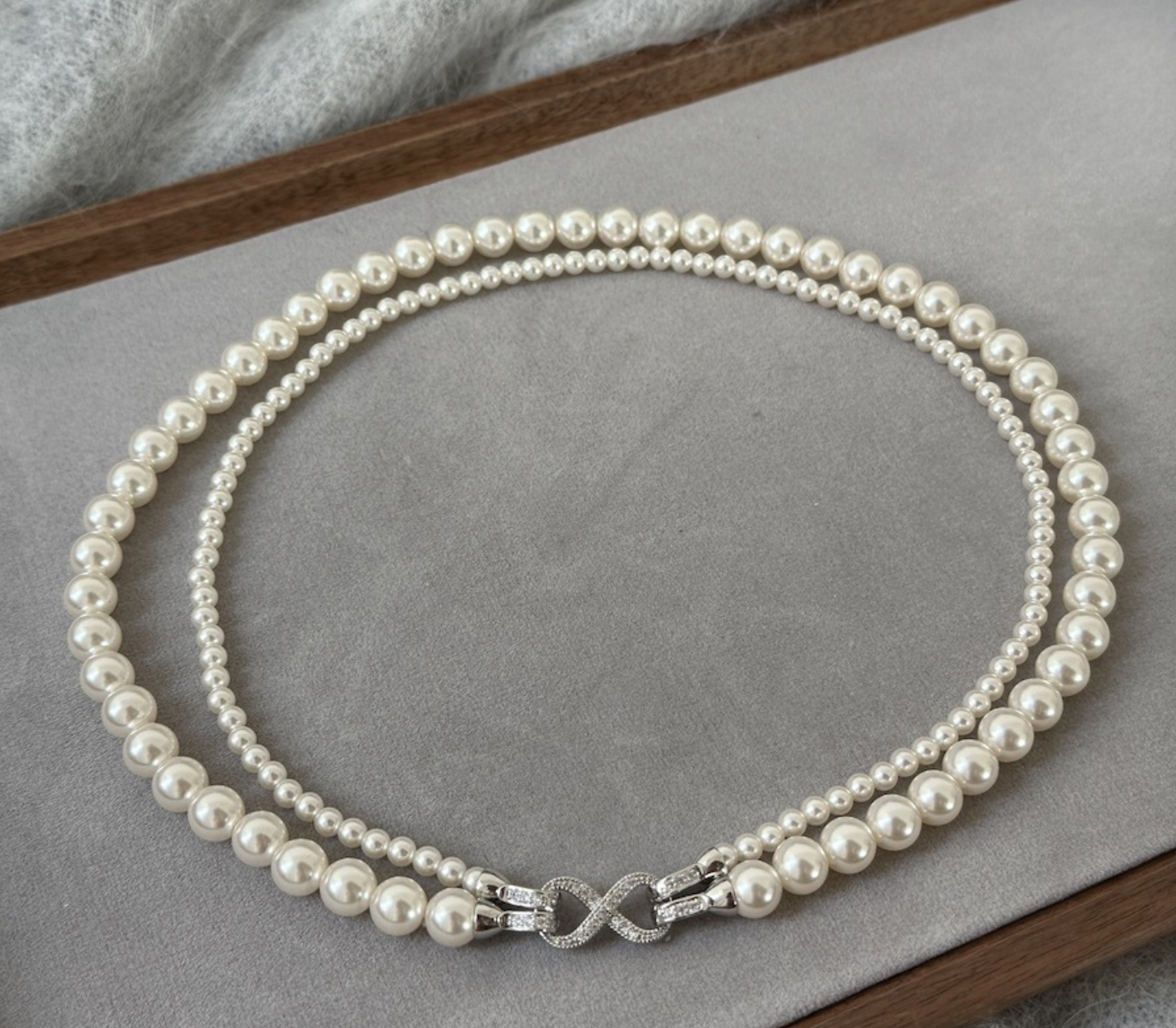 Figure-eight buckle gray double-layered pearl necklace