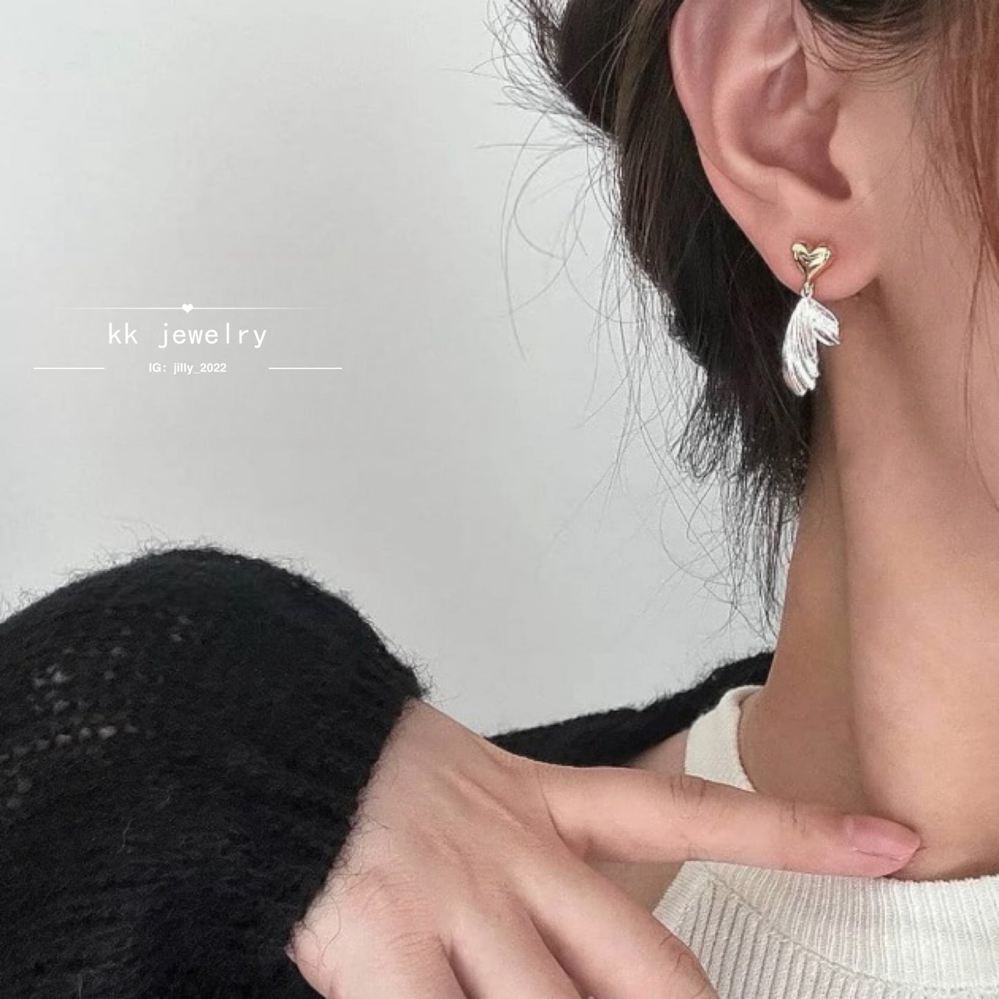 Premium love feather stud earrings