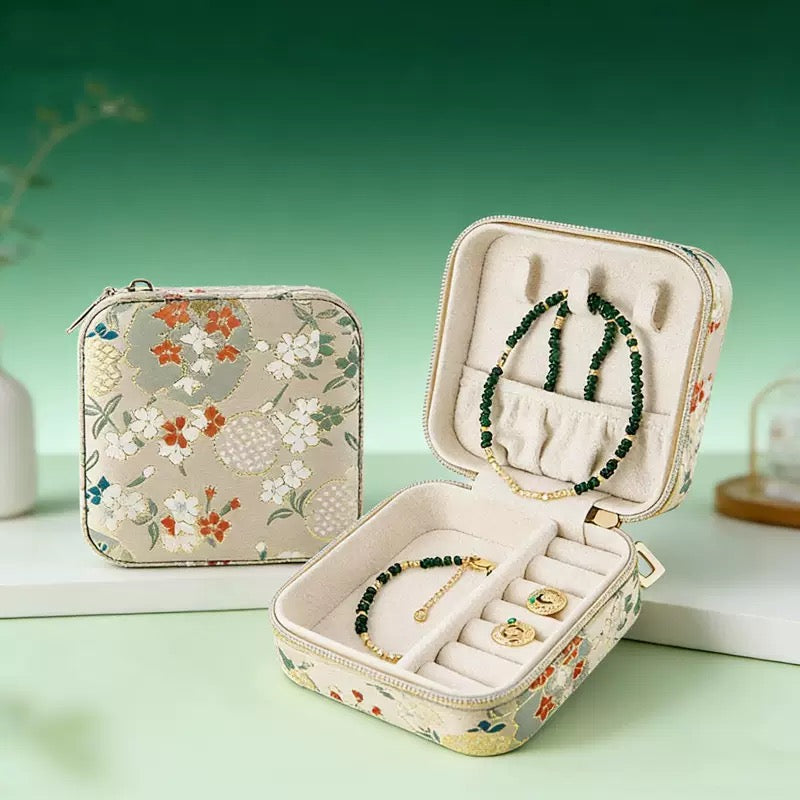 Chinese-style portable jewelry box, elegant retro embroidered jewelry storage box for earrings, necklaces, bracelets, and other ornaments