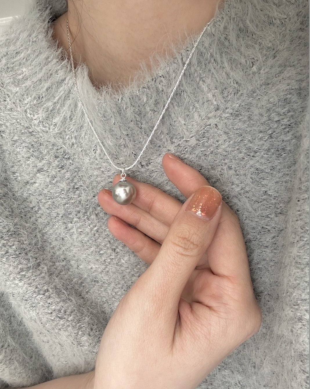 Faux pearl off-white single pendant necklace Covered in sterling silver