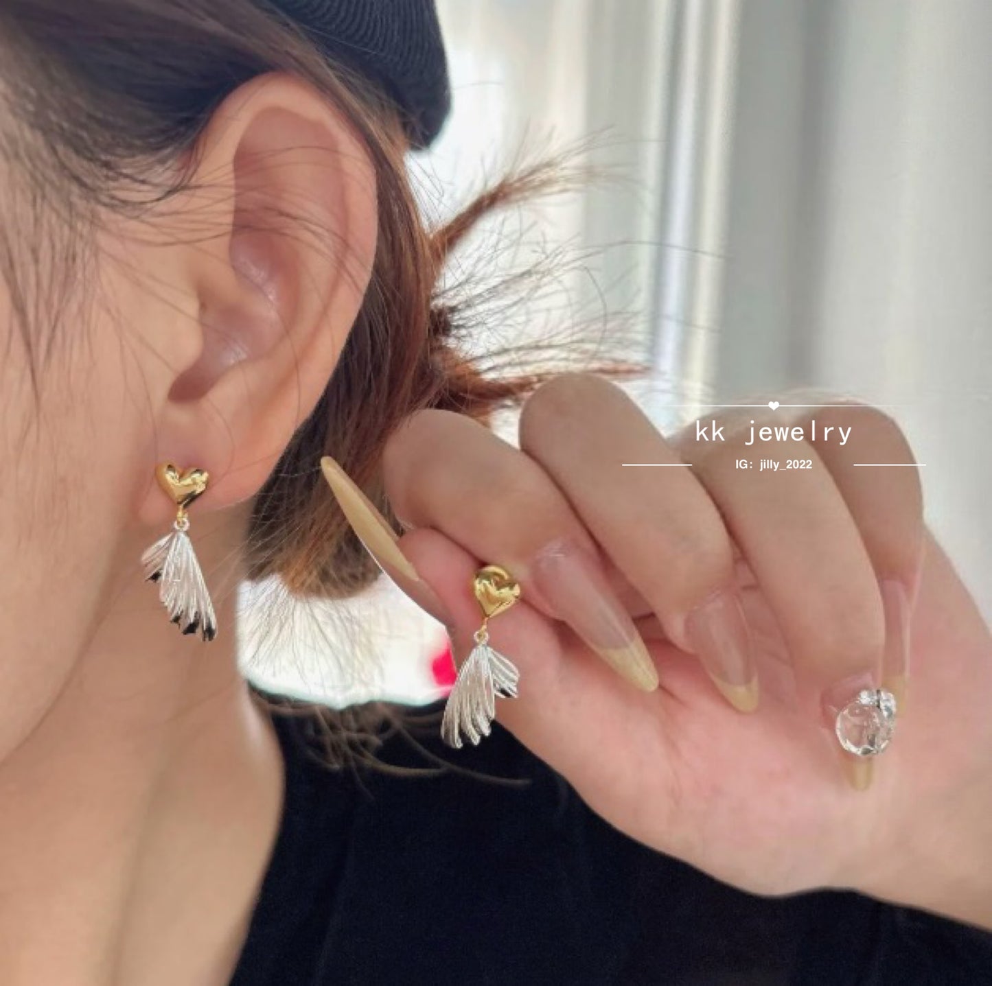 Premium love feather stud earrings