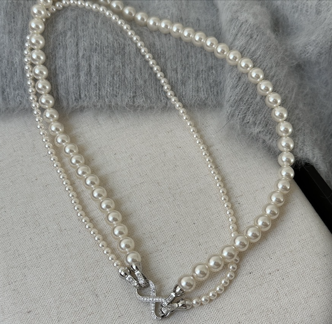 Figure-eight buckle gray double-layered pearl necklace