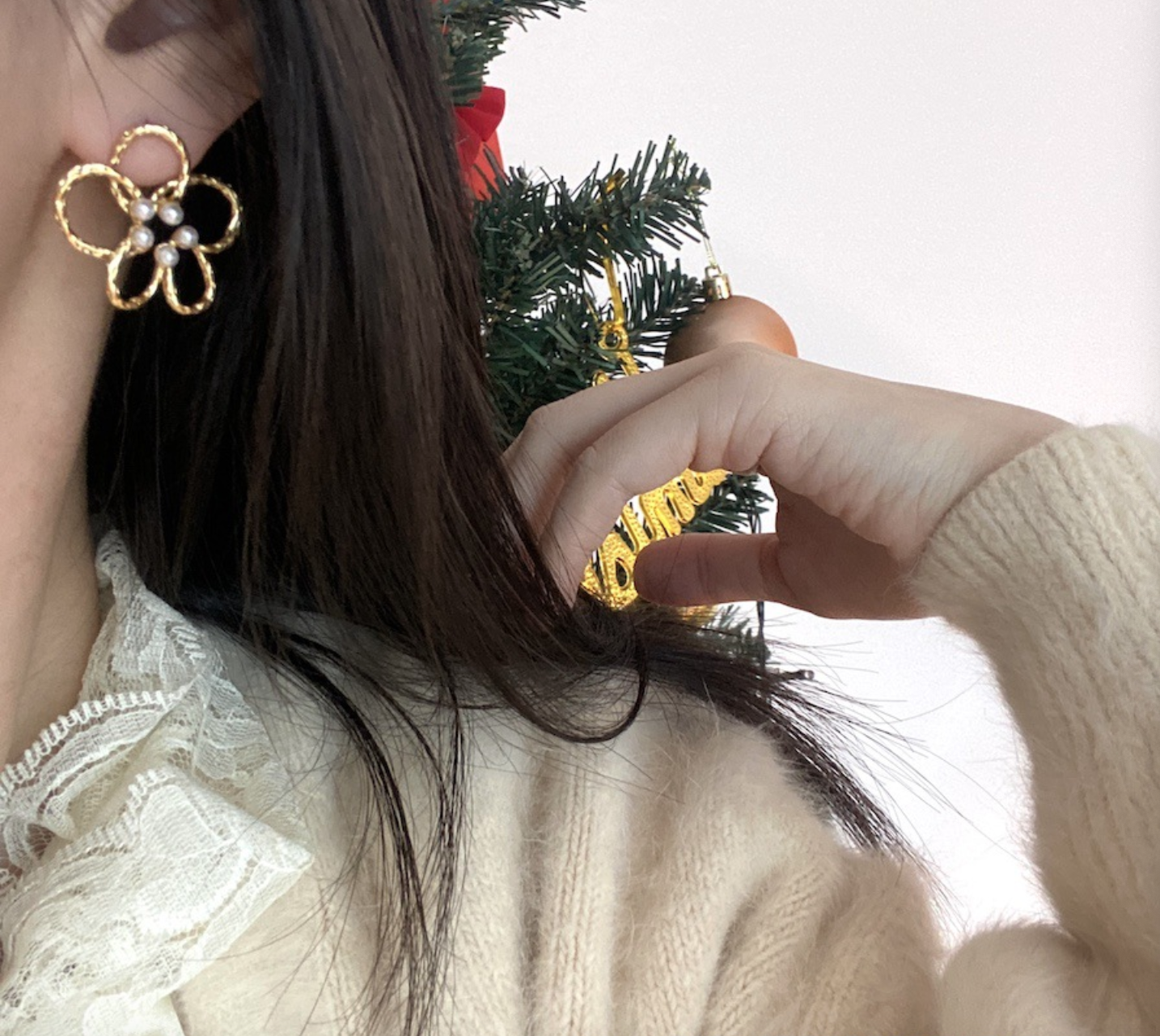 Cut-out flower stud earrings