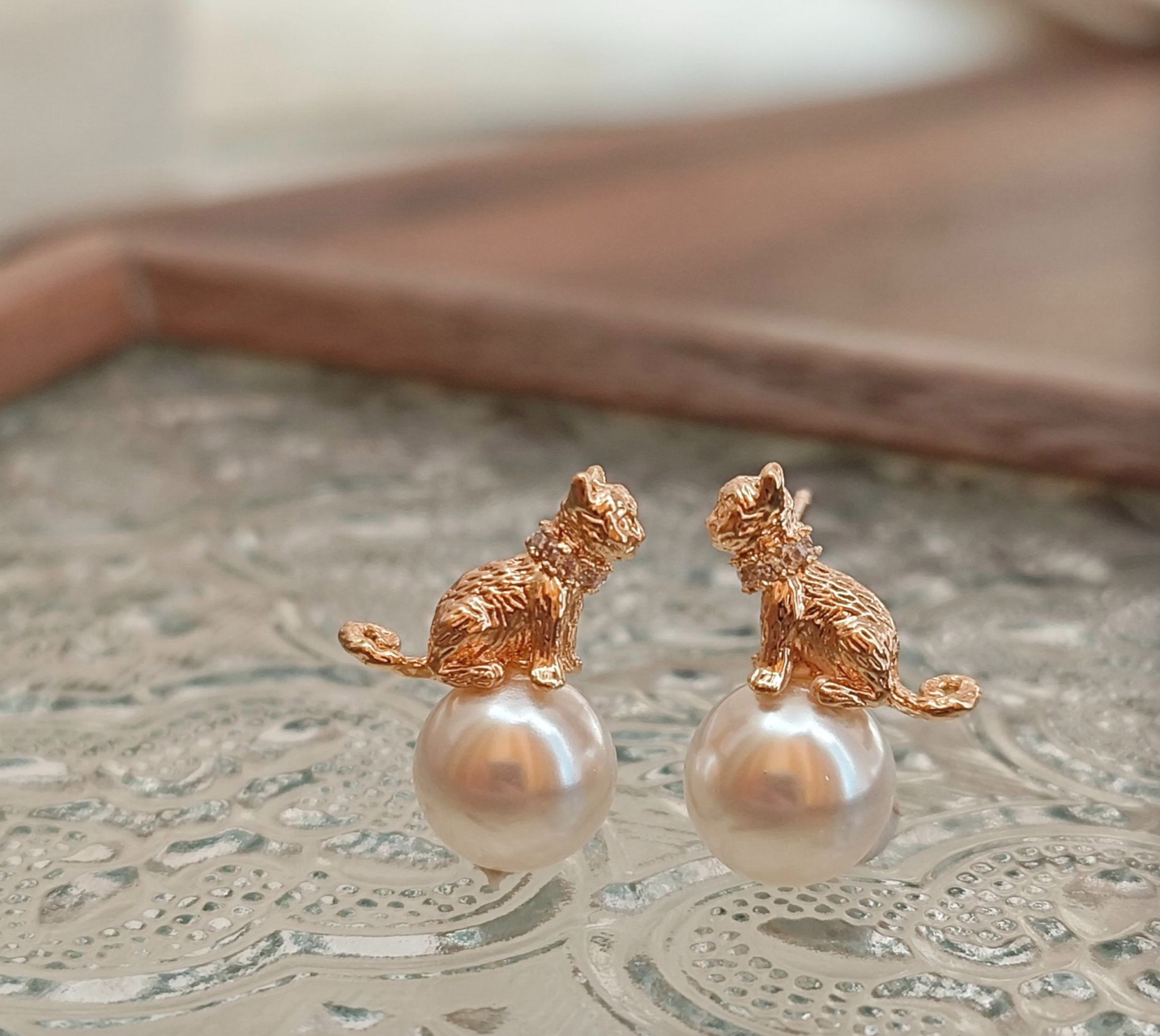 Niche ~ cat pearl stud earrings
