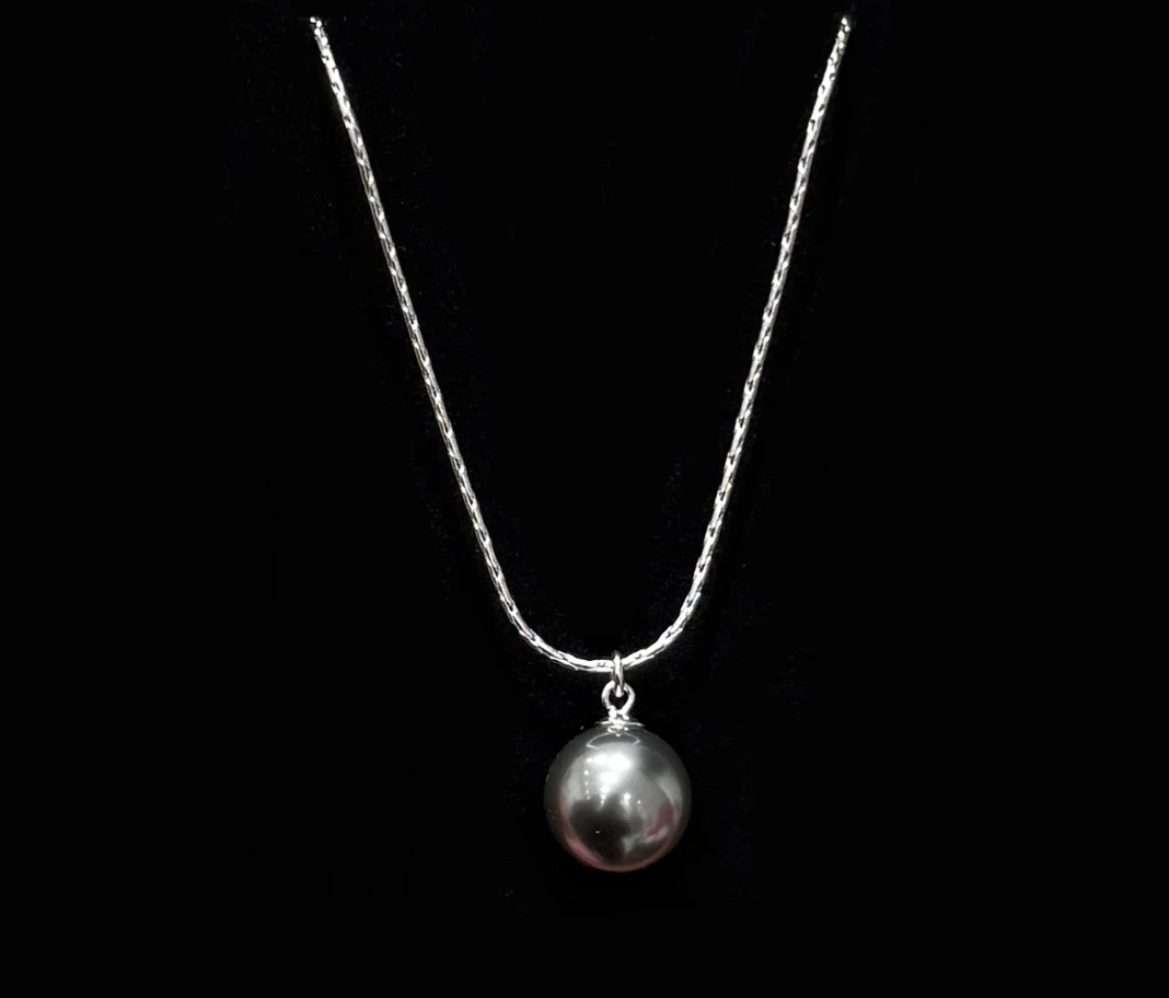 Faux pearl off-white single pendant necklace Covered in sterling silver