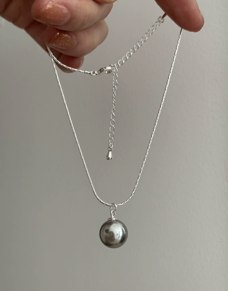 Faux pearl off-white single pendant necklace Covered in sterling silver