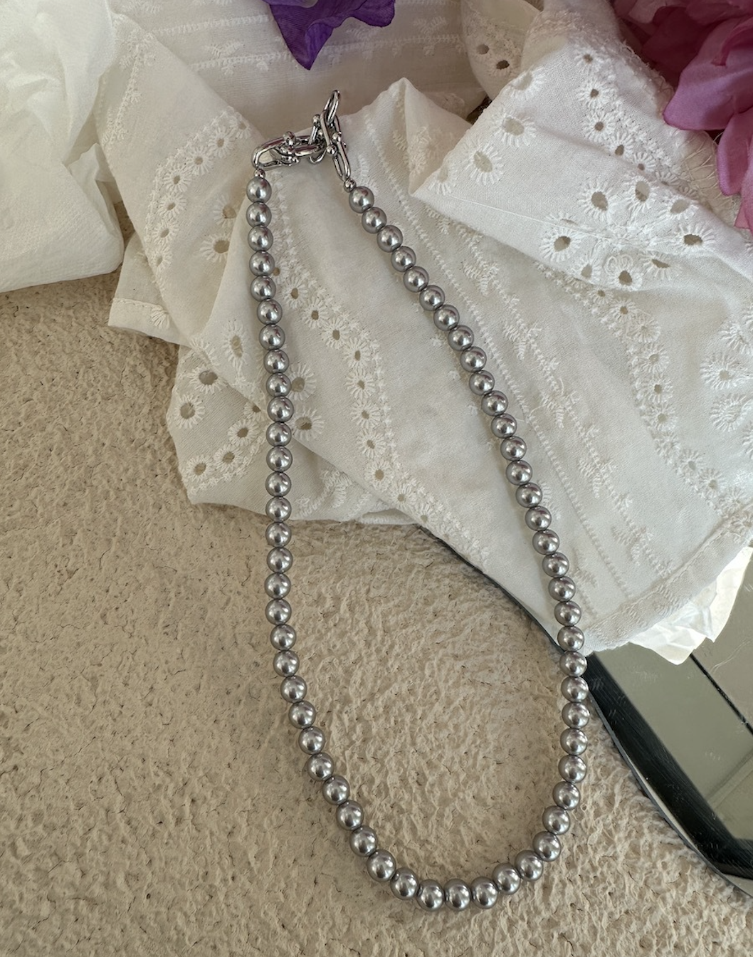 Silver-grey panelled horseshoe clasp pearl necklace