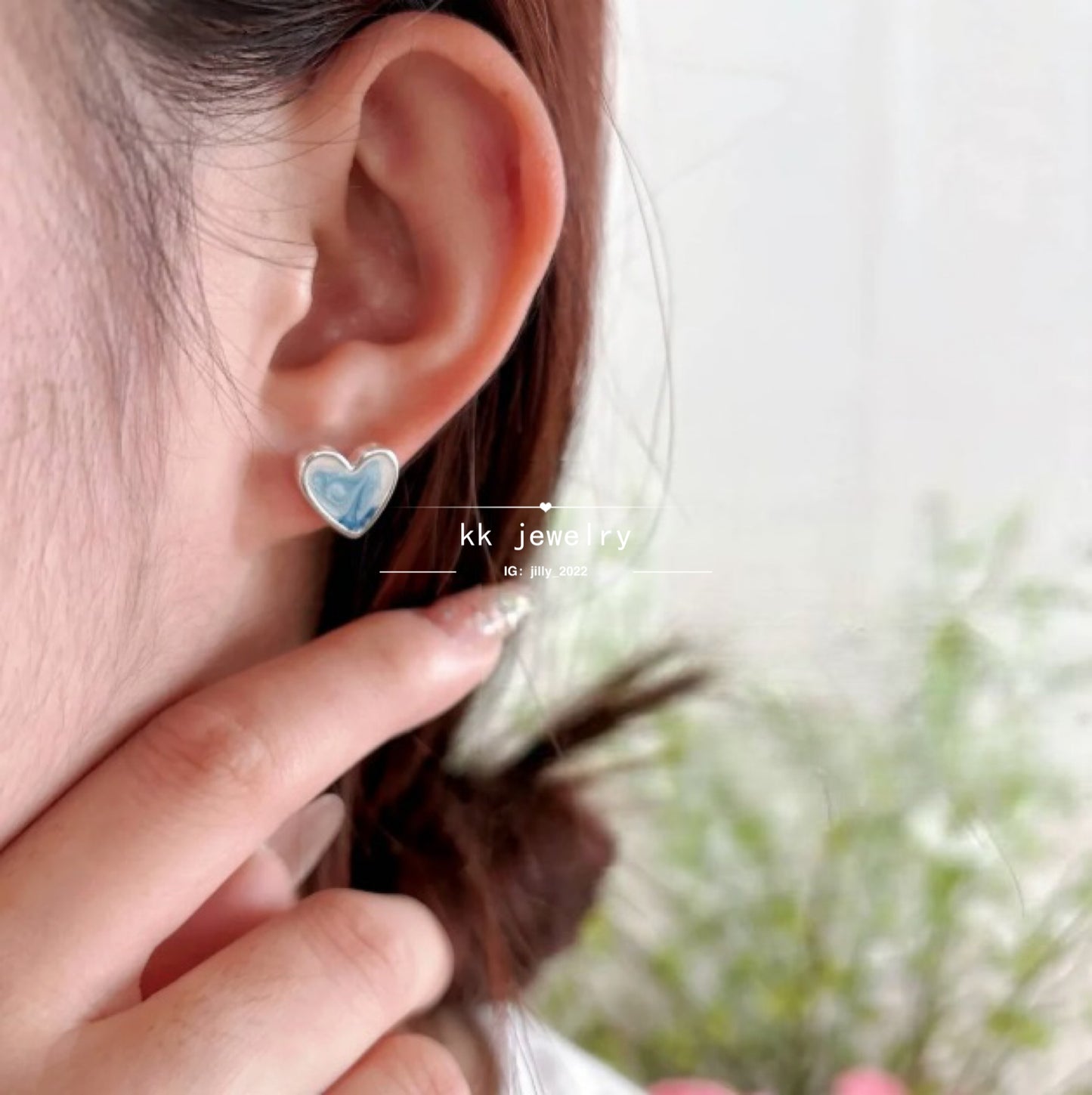 Streamer gradual change blue pearlescent love stud earrings