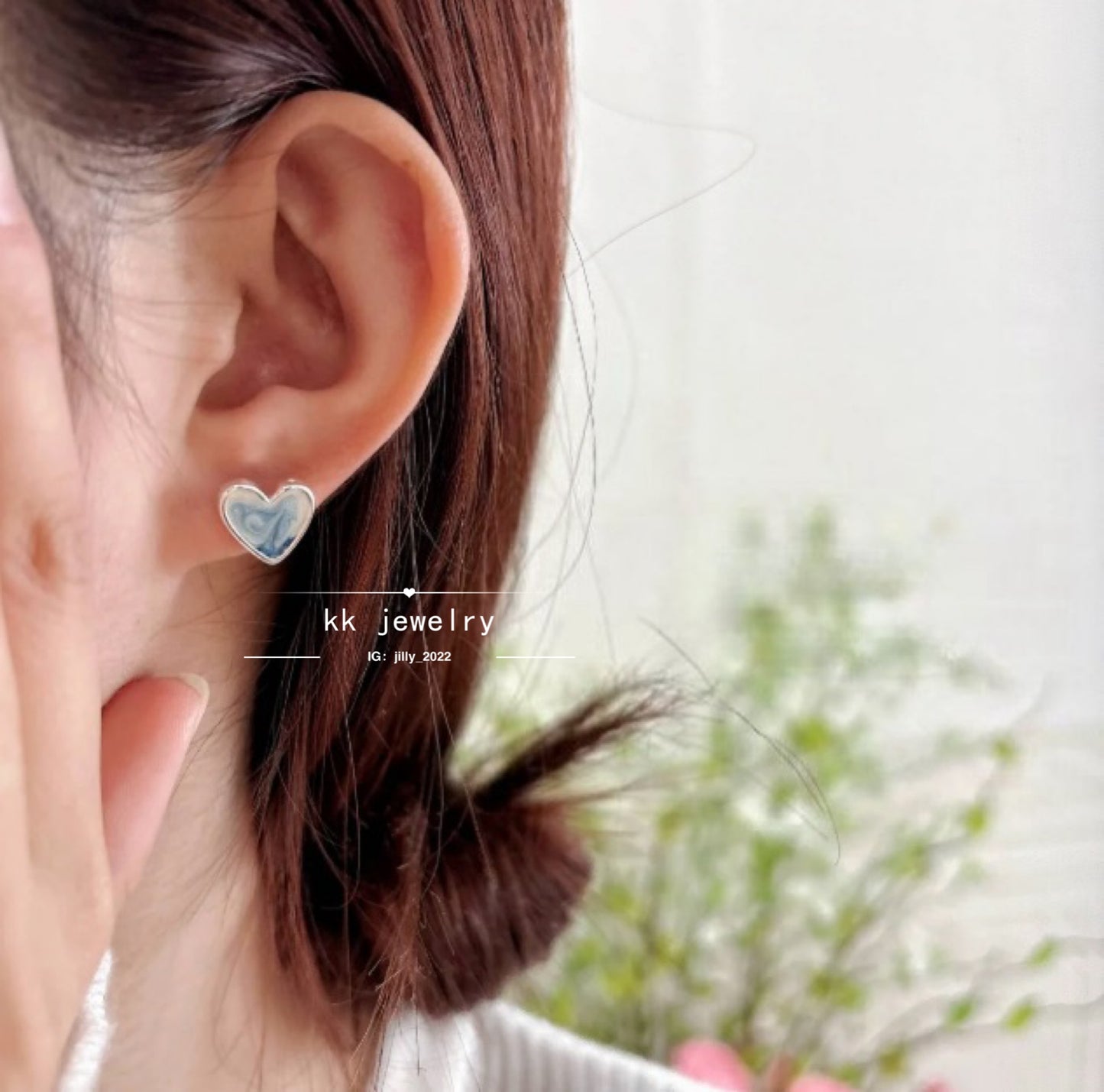 Streamer gradual change blue pearlescent love stud earrings