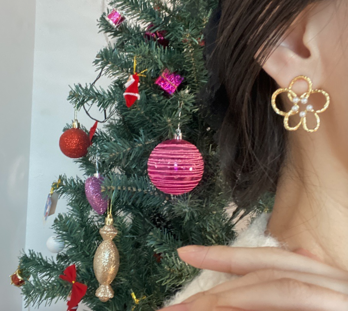 Cut-out flower stud earrings