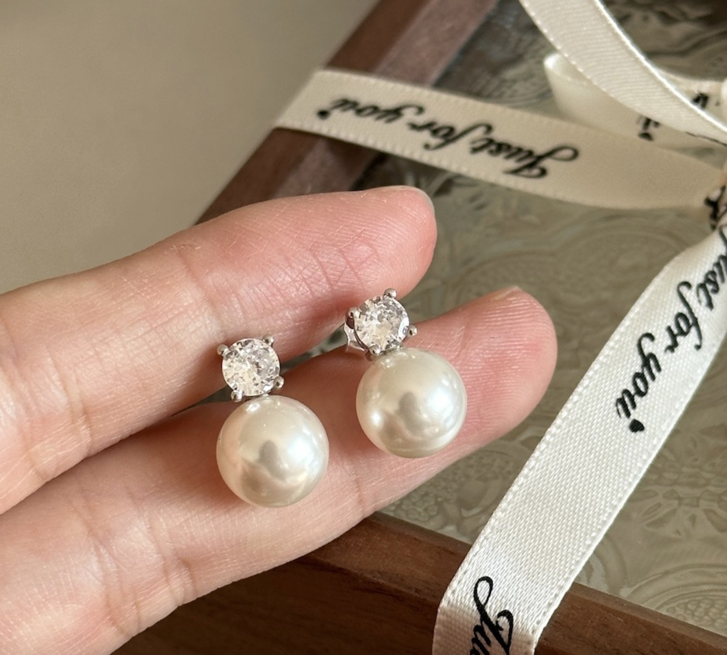 All-over sterling silver sparkling diamond daise stud earrings