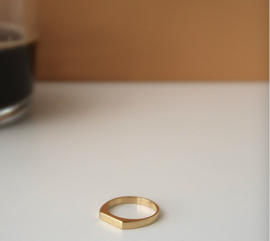 Diamond-shaped minimalist titanium and gold-plated ring