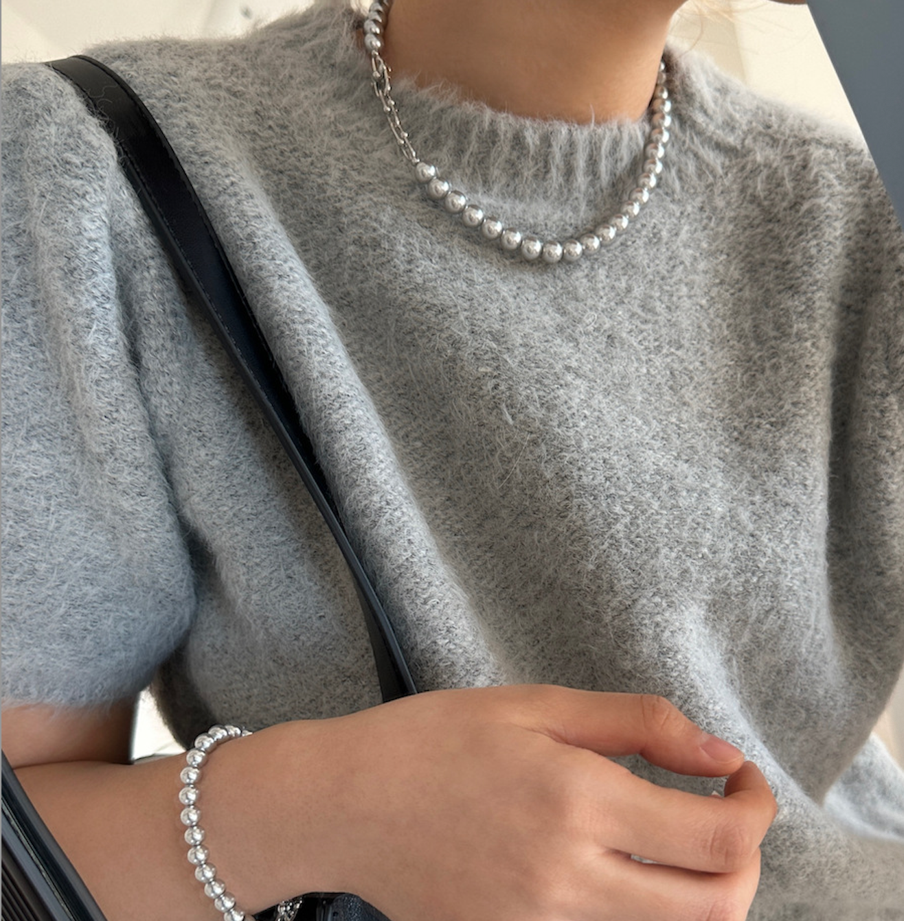 Silver-grey panelled horseshoe clasp pearl necklace
