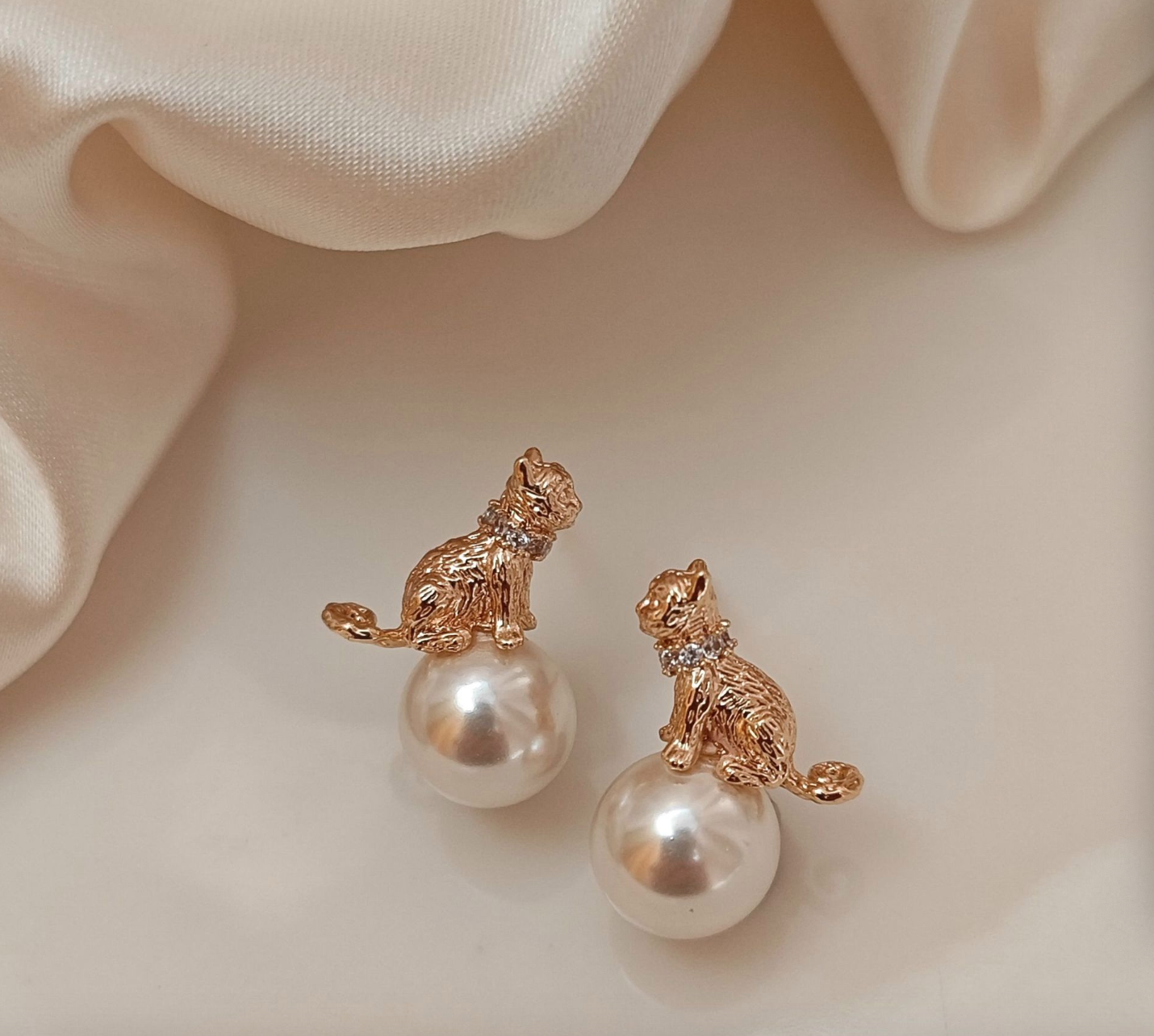 Niche ~ cat pearl stud earrings