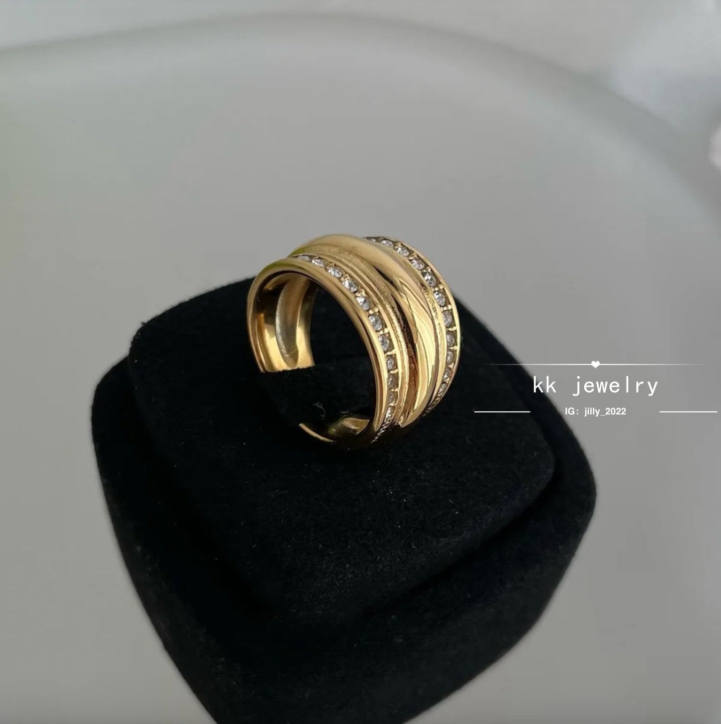 Exquisite Pearl Row Diamond Ring
