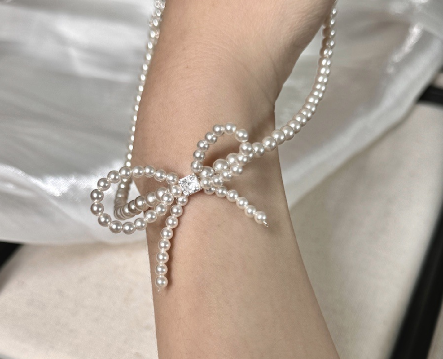 Sterling silver bow faux pearl gentle necklace