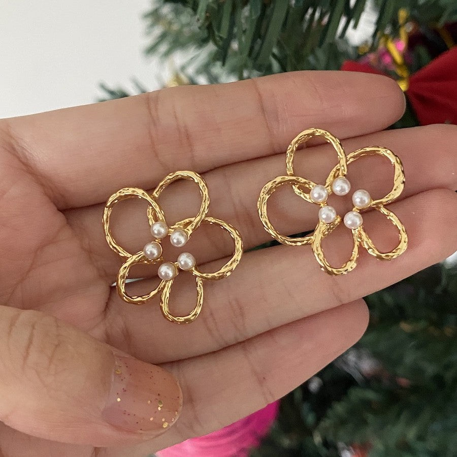 Cut-out flower stud earrings